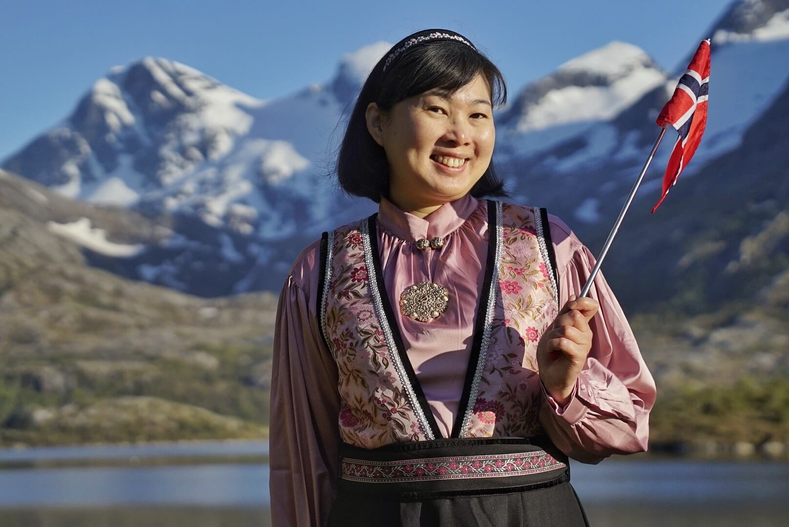 Guide with Norwegian dress and flag